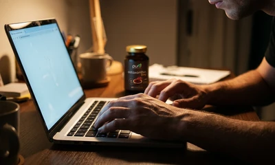 Utilizator la laptop — lumina ecranului și oboseala vizuală